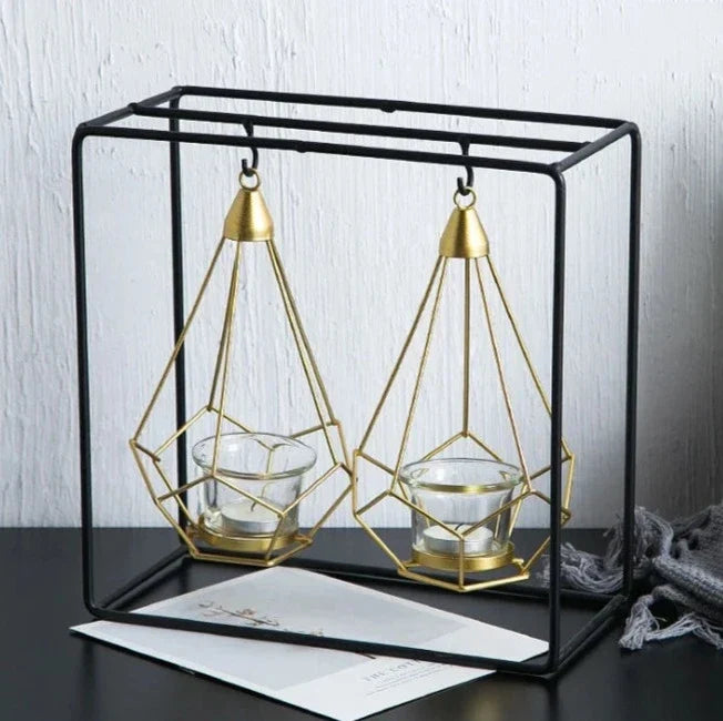 Hängender Kerzenhalter Mit Facettiertem Metalldesign