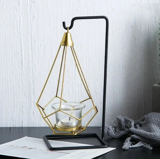 Hängender Kerzenhalter Mit Facettiertem Metalldesign