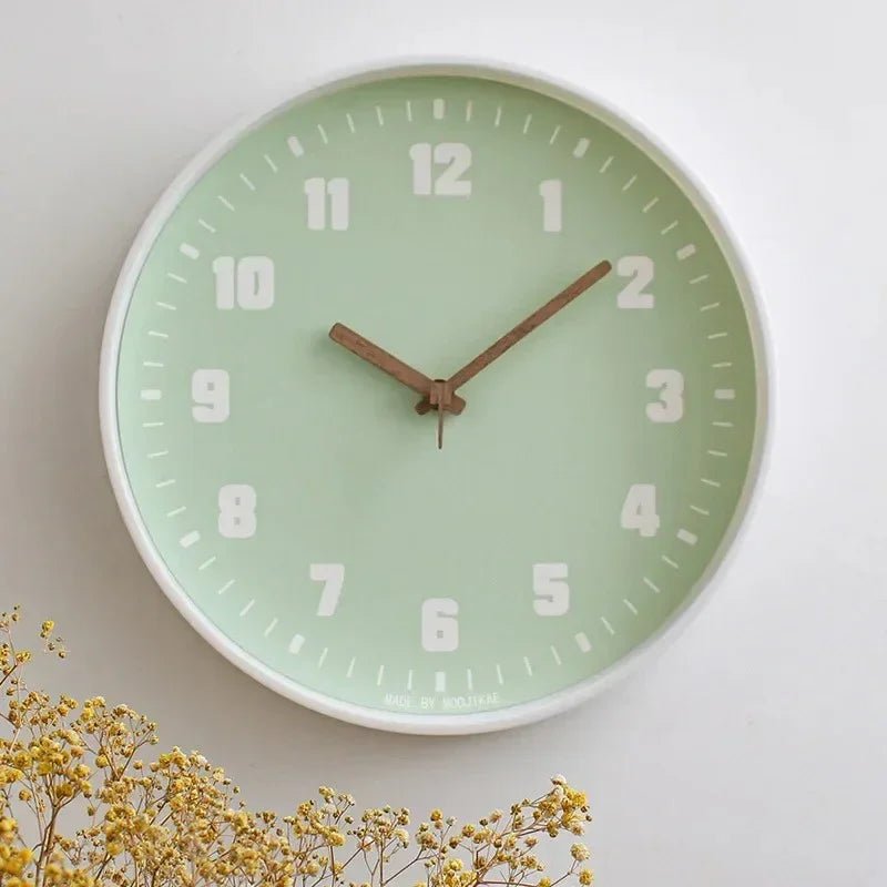 Frontansicht der runden Bambus Wanduhr