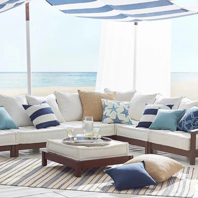 Outdoor-Kissenbezug aus Samt als stilvolles Wohnaccessoire für Balkon und Terrasse.