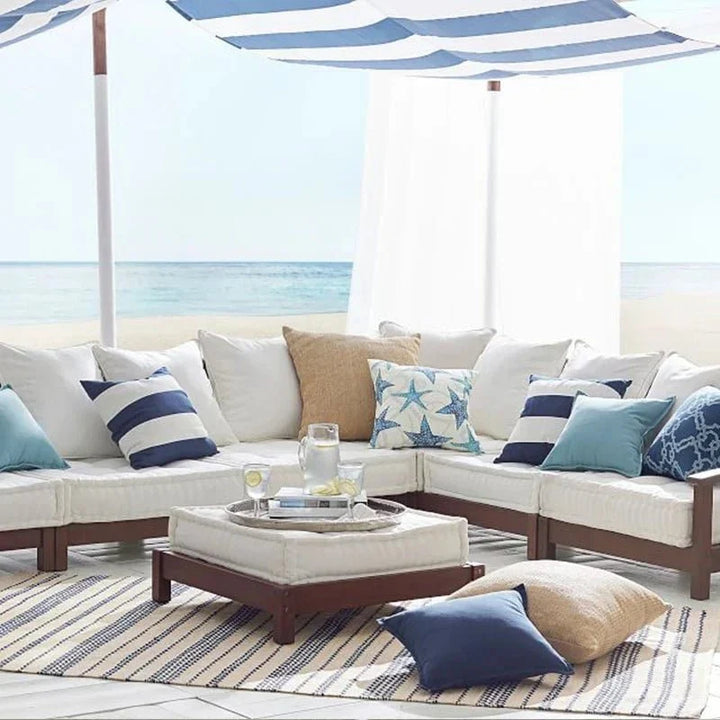 Outdoor-Kissenbezug aus Samt als stilvolles Wohnaccessoire für Balkon und Terrasse.