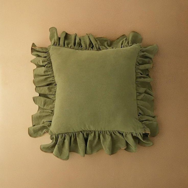 Kissenbezug aus Baumwolle mit dekorativen Volants auf einem Sofa