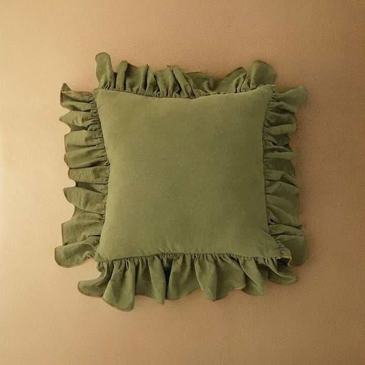 Kissenbezug aus Baumwolle mit dekorativen Volants auf einem Sofa