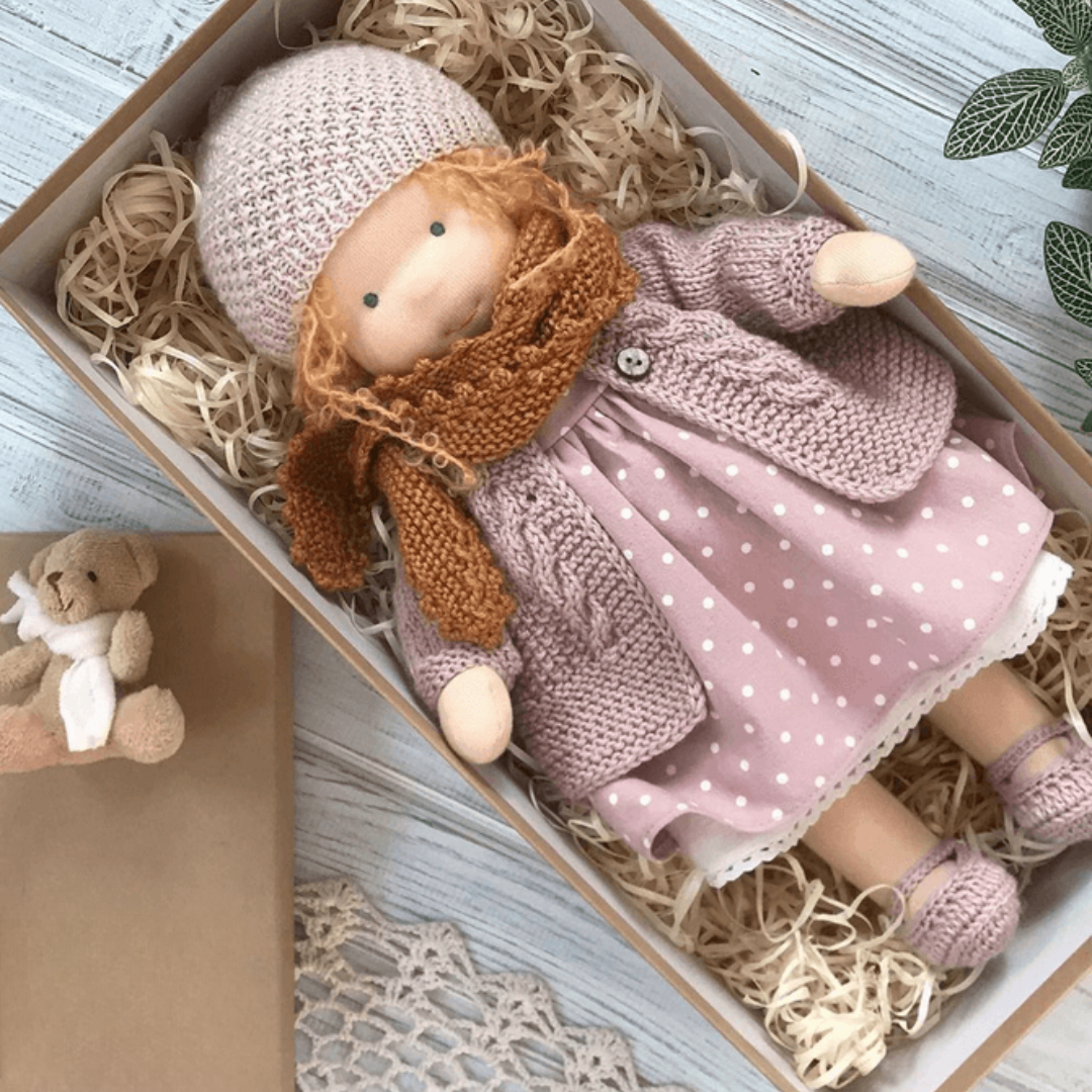 Handgefertigte Waldorf Stoffpuppe aus weichem Plüsch