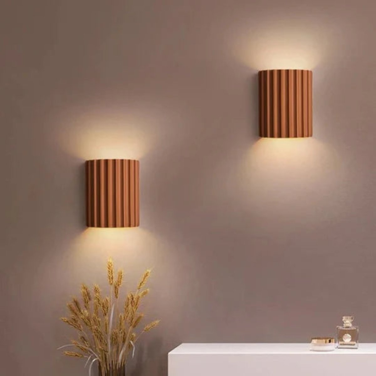 Moderne LED-Wandleuchte in gerippter Zylinderform für Innenräume