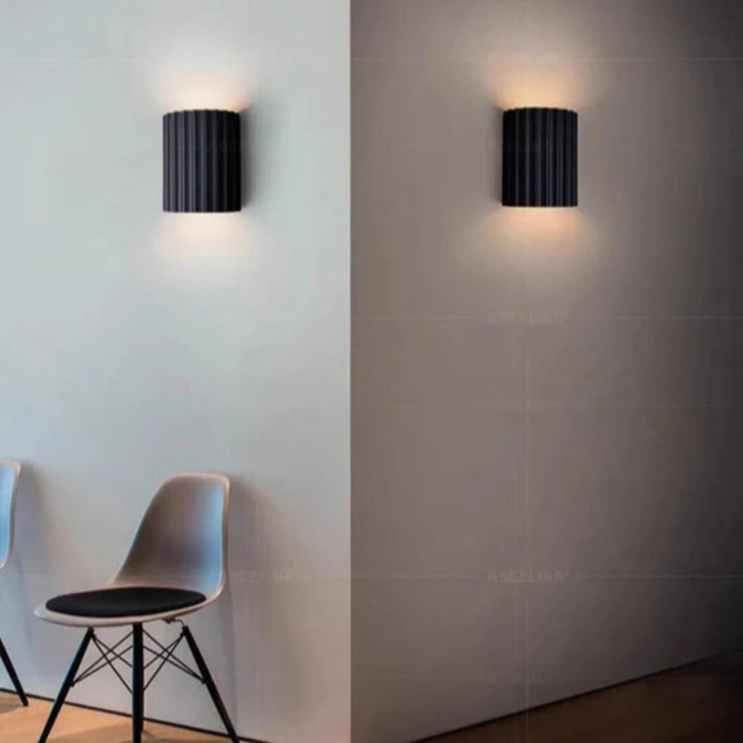 Moderne LED-Wandleuchte in gerippter Zylinderform für Innenräume
