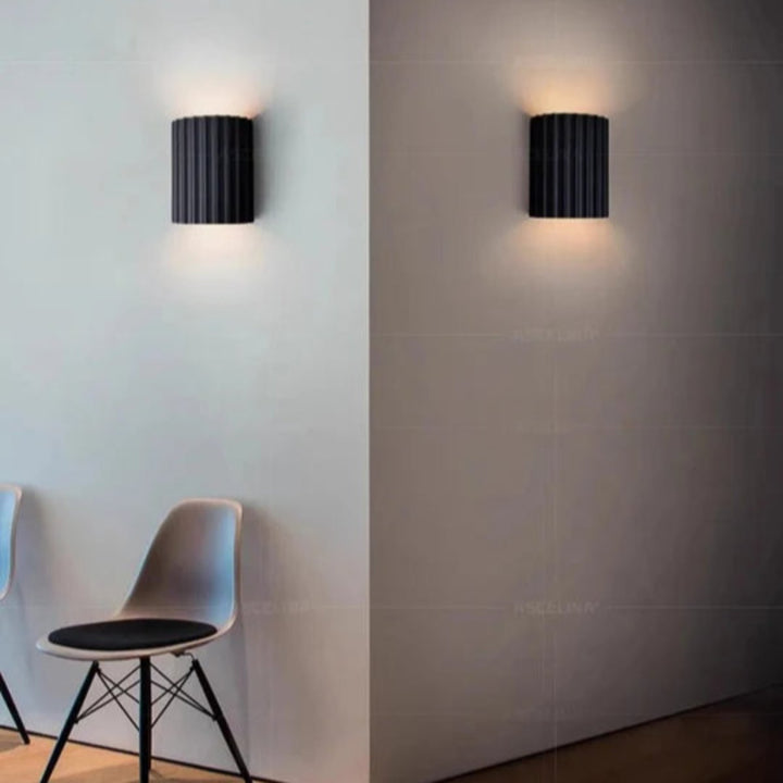 Moderne LED-Wandleuchte in gerippter Zylinderform für Innenräume