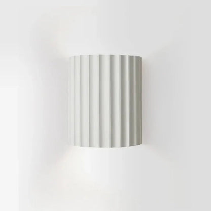 Moderne LED-Wandleuchte in gerippter Zylinderform für Innenräume
