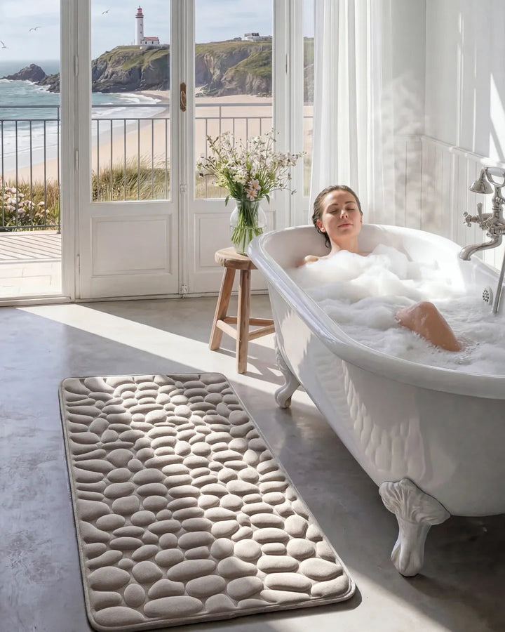 Badematte im Eingangsbereich der Dusche auf Fliesenboden