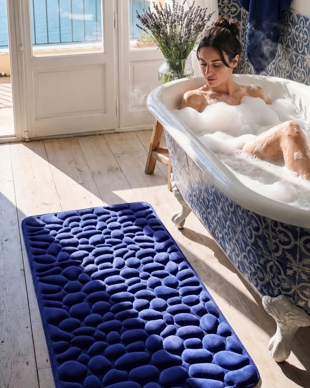 Pflegeleichte Badematte in rechteckiger Form im Badezimmer