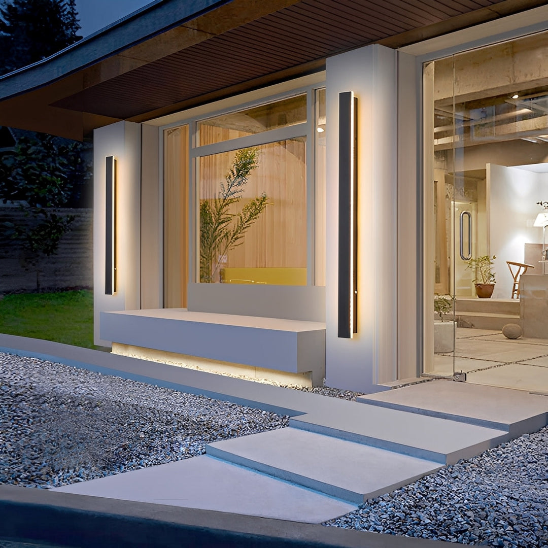 LED-Außenwandleuchte an Hauswand mit modernem rechteckigem Design
