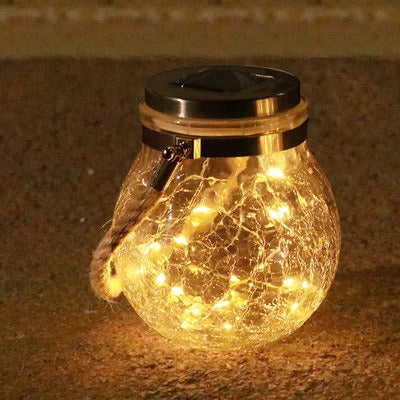 Solar Gartenlampe aus Glas entlang eines Gartenwegs platziert