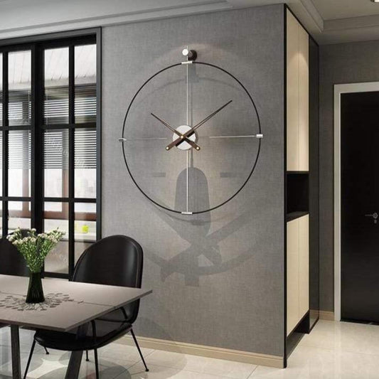 Minimalistische Wanduhr aus Metall – Offenes Design mit Bronzezeigern