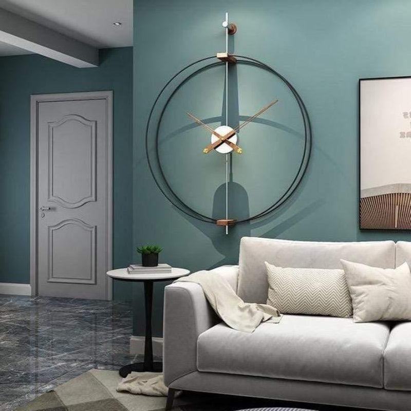 Minimalistische Wanduhr aus Metall – Offenes Design mit Bronzezeigern
