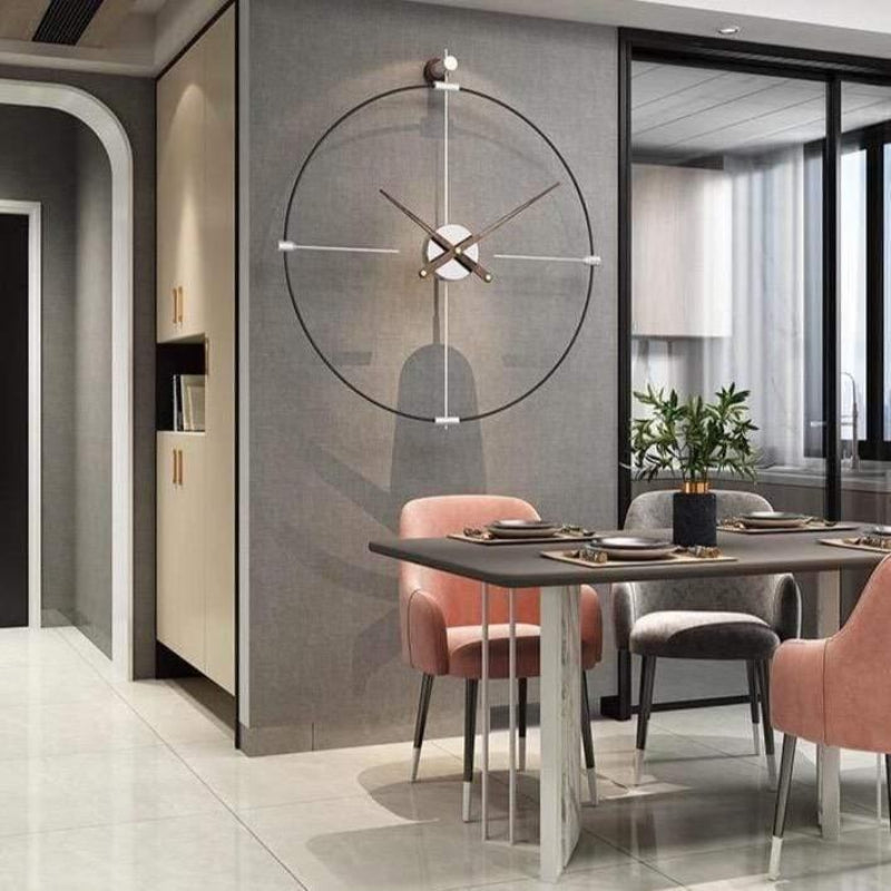 Minimalistische Wanduhr aus Metall – Offenes Design mit Bronzezeigern