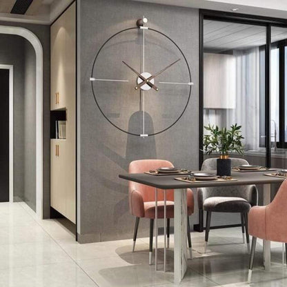 Minimalistische Wanduhr aus Metall – Offenes Design mit Bronzezeigern