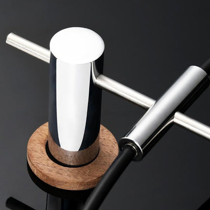 Minimalistische Wanduhr aus Metall – Offenes Design mit Bronzezeigern