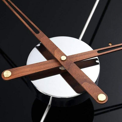 Minimalistische Wanduhr aus Metall – Offenes Design mit Bronzezeigern