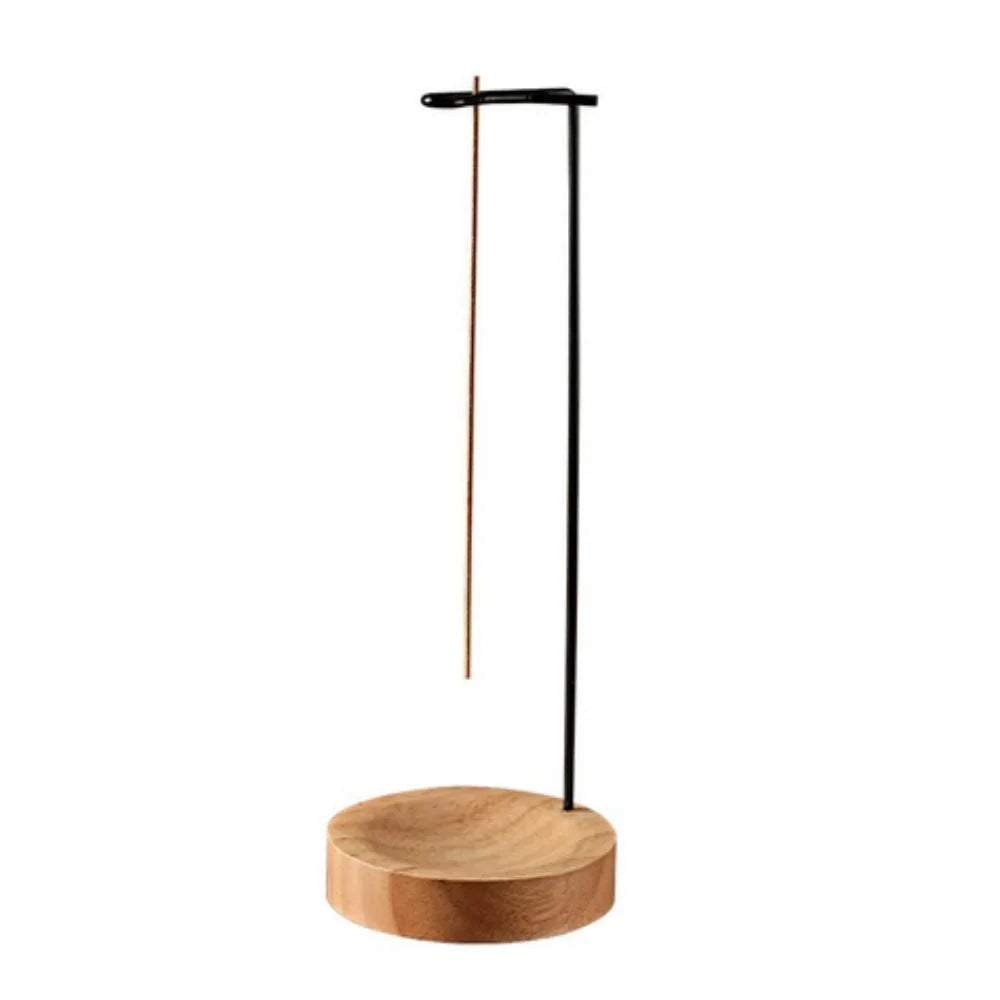 Holzbasis des Räucherstäbchenhalters mit Metallhalter im Detail