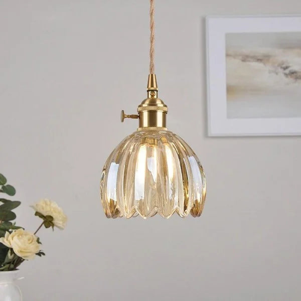 LED Pendelleuchte mit blütenförmigem Glasschirm