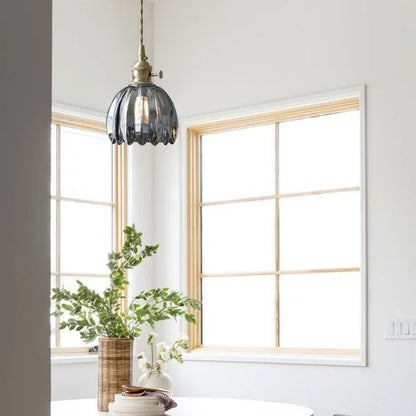 LED Pendelleuchte mit blütenförmigem Glasschirm