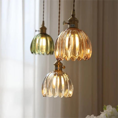 LED Pendelleuchte mit blütenförmigem Glasschirm