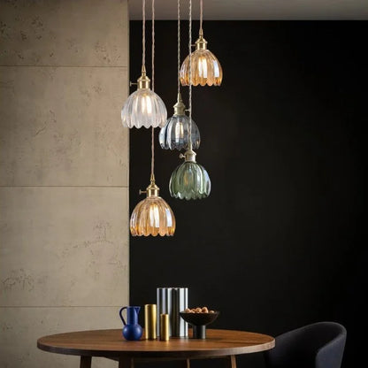LED Pendelleuchte mit blütenförmigem Glasschirm