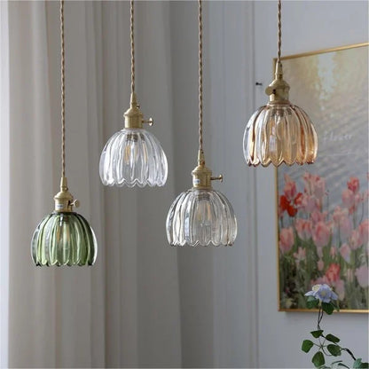 LED Pendelleuchte mit blütenförmigem Glasschirm