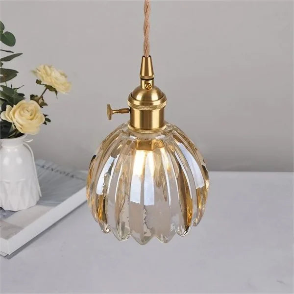 LED Pendelleuchte mit blütenförmigem Glasschirm