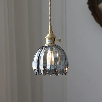 LED Pendelleuchte mit blütenförmigem Glasschirm