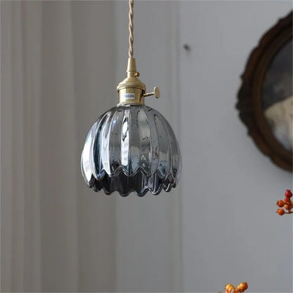 LED Pendelleuchte mit blütenförmigem Glasschirm