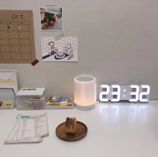 Moderner 3D-Digitalwecker als praktisches Wohnaccessoire