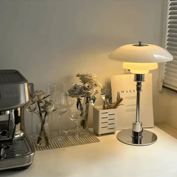 Dimmbare Tischlampe im dänischen Design