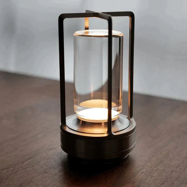 Kristall-Tischlampe mit eingeschaltetem warmem Licht