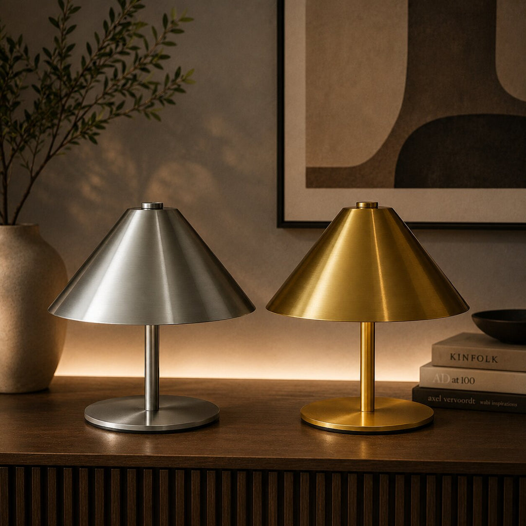 LED-Tischlampe mit schlichtem Design auf einem Tisch