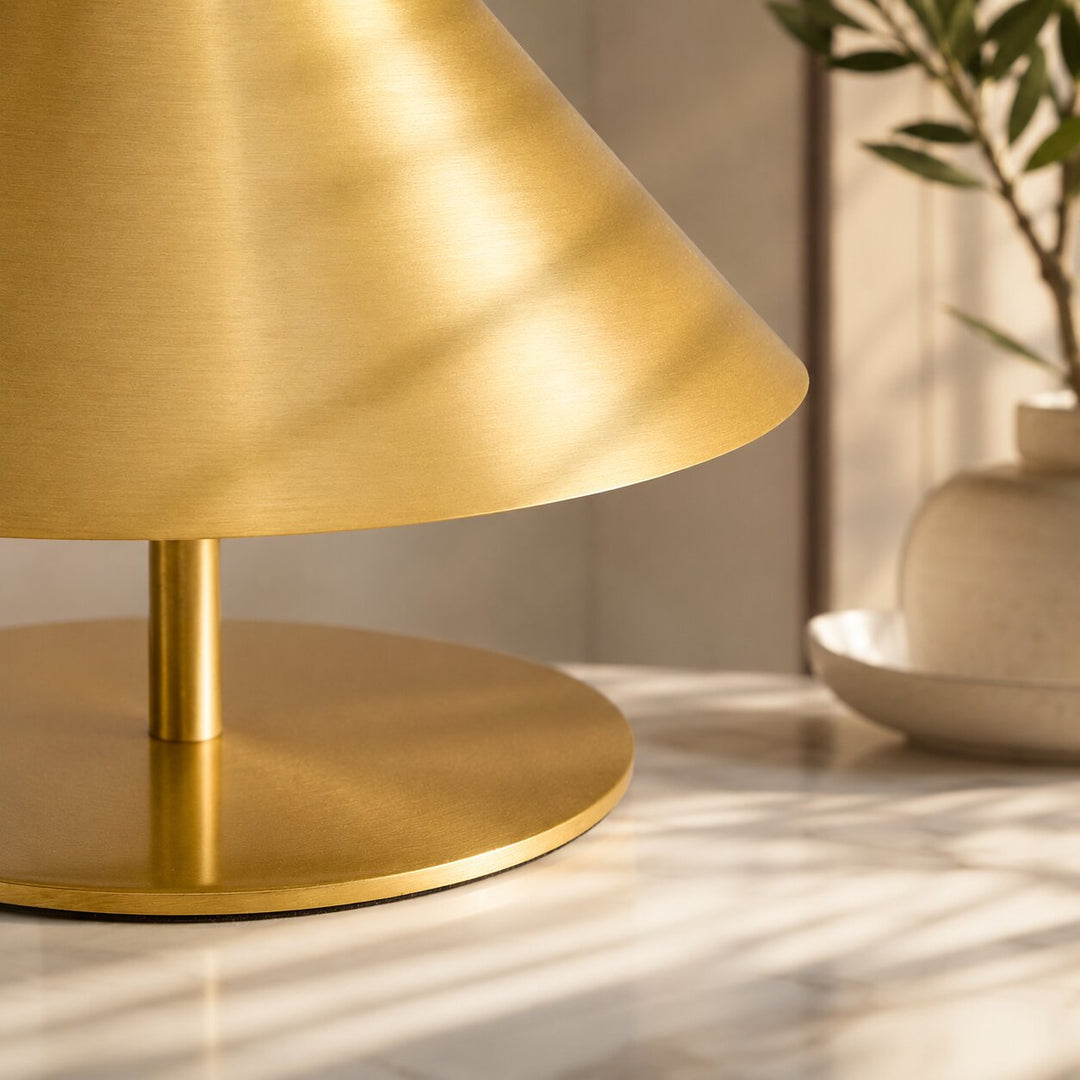 Tischlampe mit LED-Licht neben einem gemütlichen Lesesessel