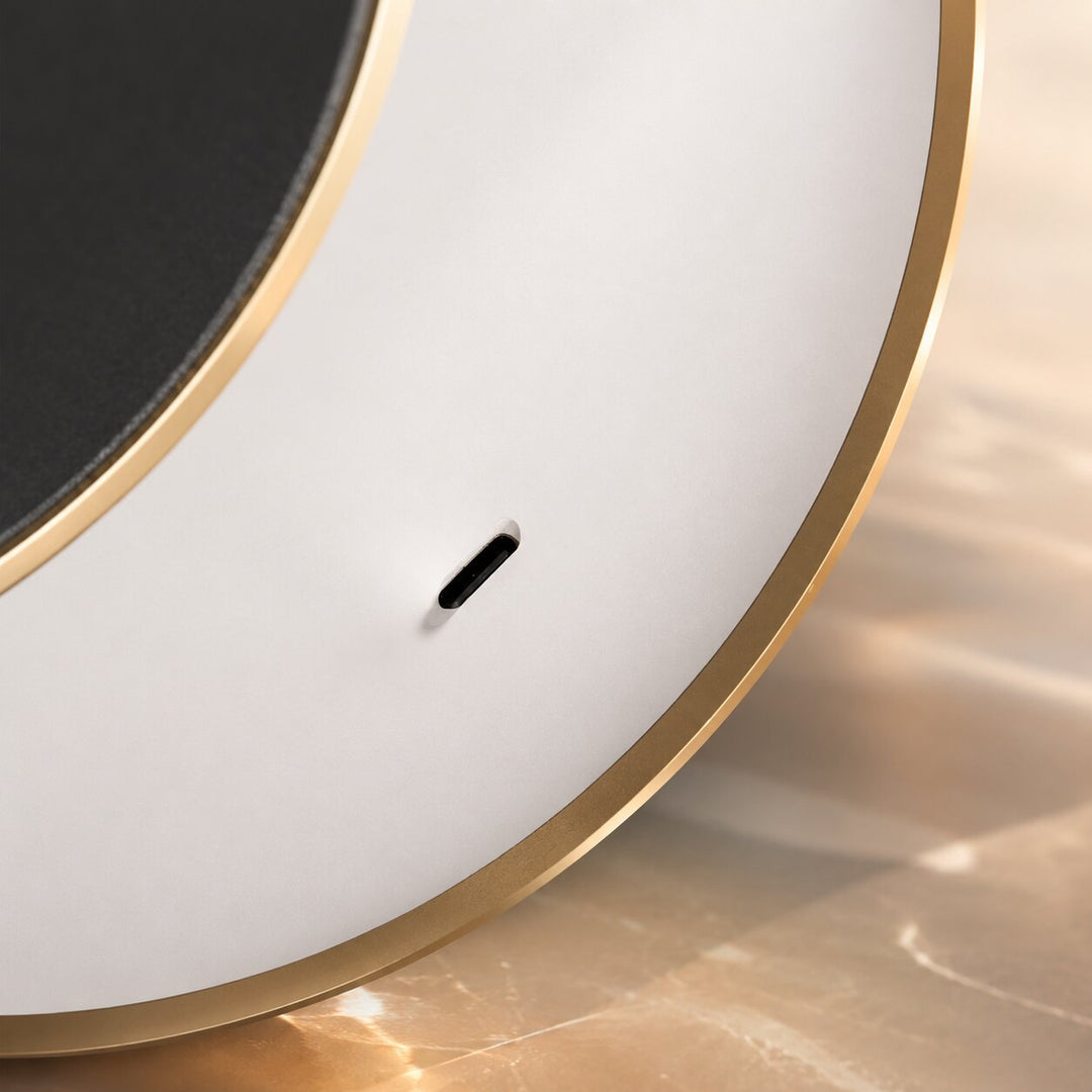 Schreibtisch mit moderner LED-Tischlampe und Touch-Sensor
