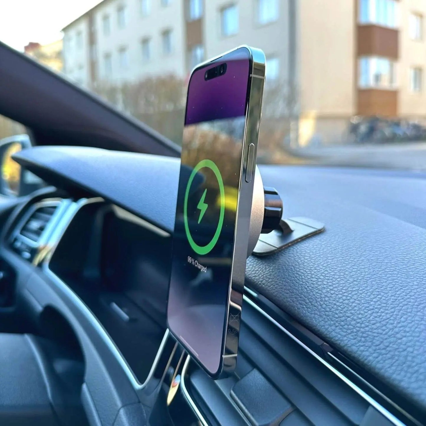Magnetische Kfz-Halterung mit MagSafe und Schnellladefunktion für iPhones