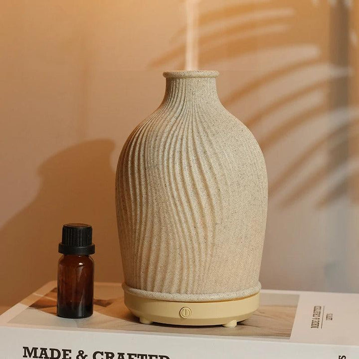 Diffuser für ätherische Öle auf einem Wohnzimmertisch