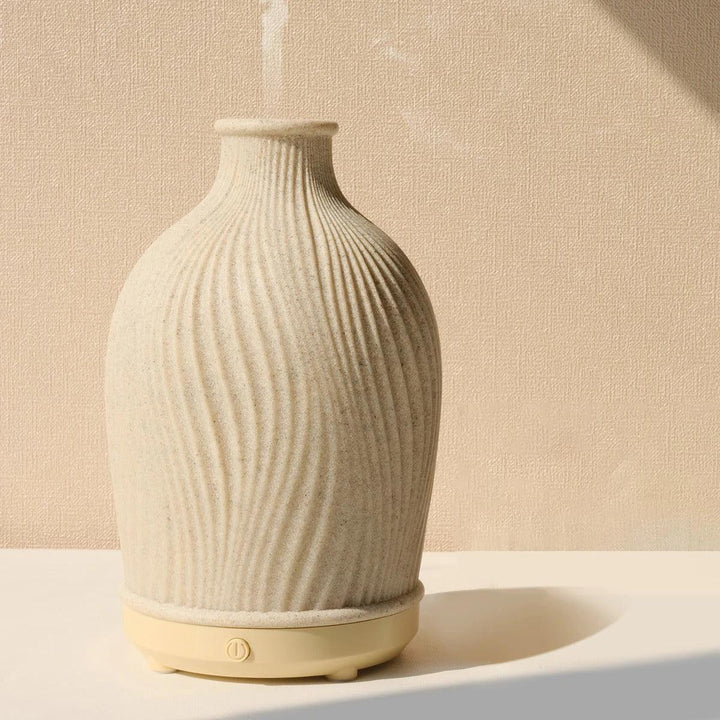 Aroma-Diffuser neben ätherischen Ölen für Wellnessmomente