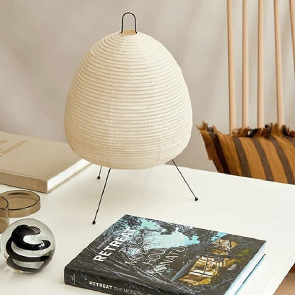 Luftige Tischlampe mit weichem Licht für entspannte Wohnräume
