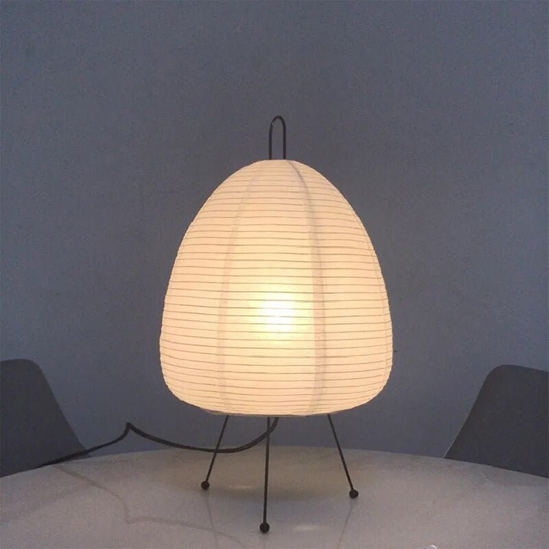 Luftige Tischlampe mit weichem Licht für entspannte Wohnräume