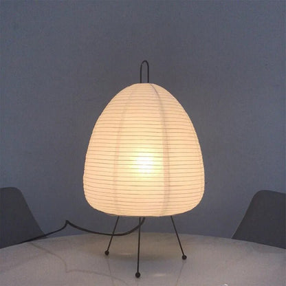 Luftige Tischlampe mit weichem Licht für entspannte Wohnräume