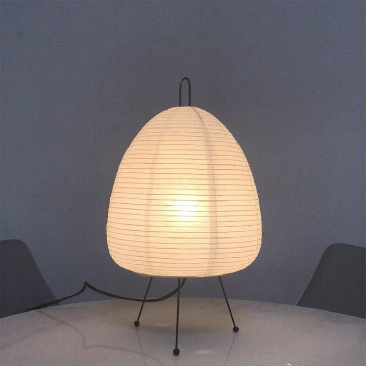 Luftige Tischlampe mit weichem Licht für entspannte Wohnräume