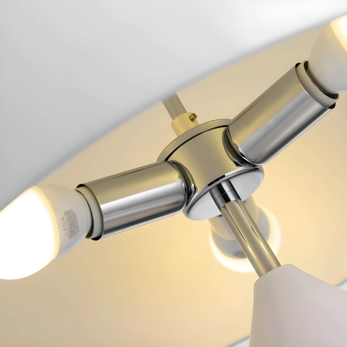 Vintage Tischlampe mit warmem Licht für stilvolle Wohnräume