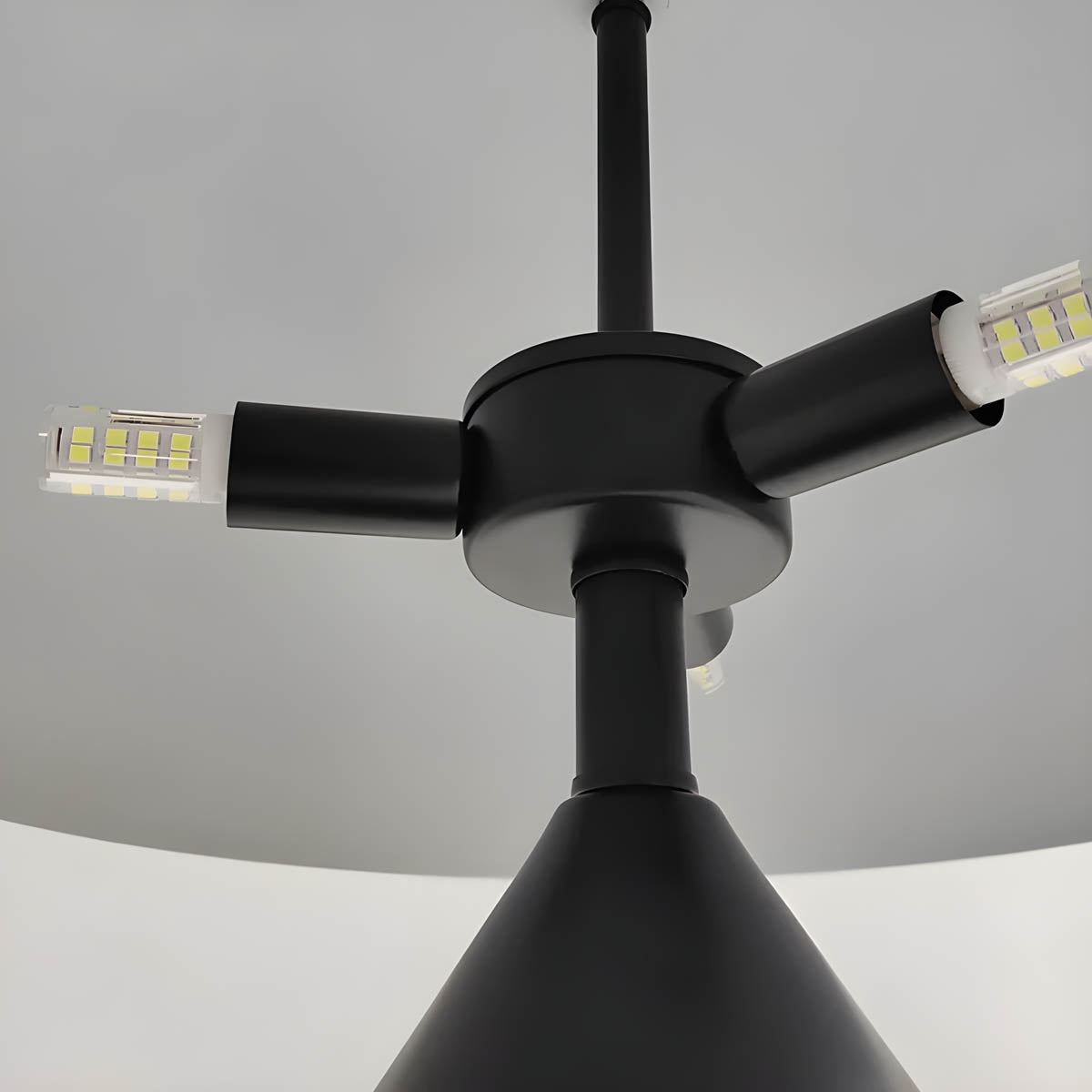 Vintage Tischlampe mit warmem Licht für stilvolle Wohnräume