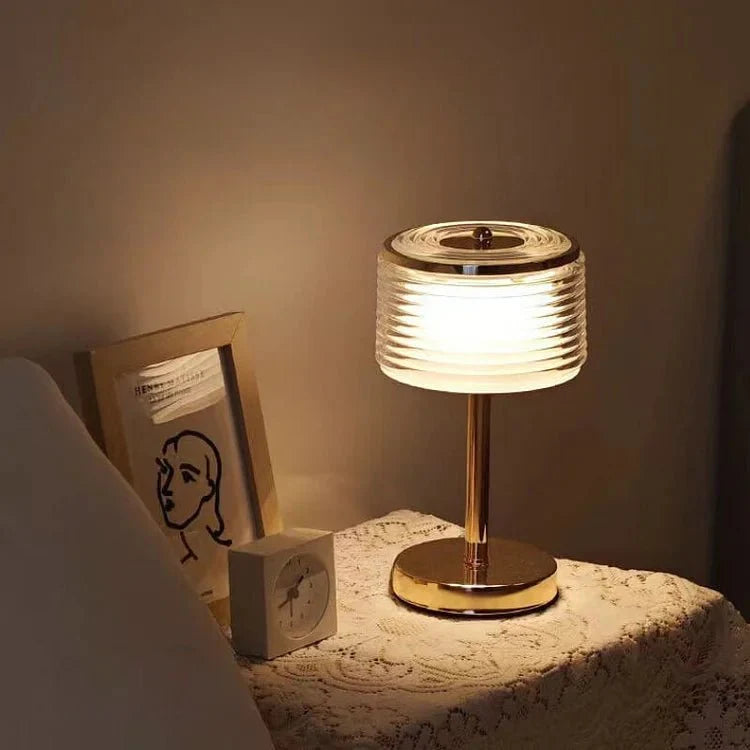 Elegante Tischlampe mit Glasdesign für stilvolle Akzente im Wohnbereich