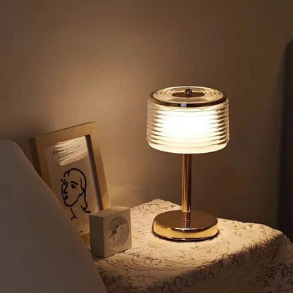 Elegante Tischlampe mit Glasdesign für stilvolle Akzente im Wohnbereich