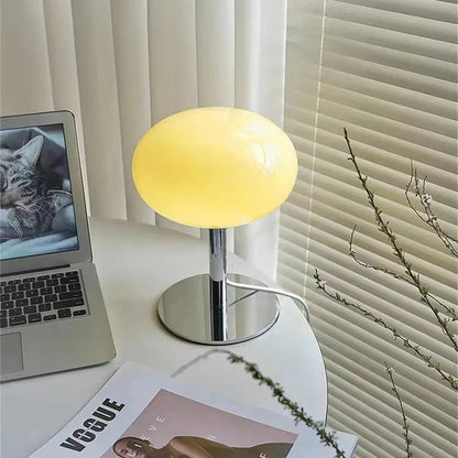 Verspielte Tischlampe im Macaron-Design mit warmem Licht für stilvolle Räume