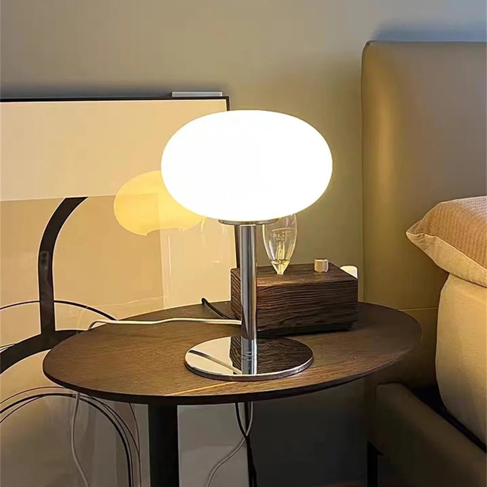 Verspielte Tischlampe im Macaron-Design mit warmem Licht für stilvolle Räume